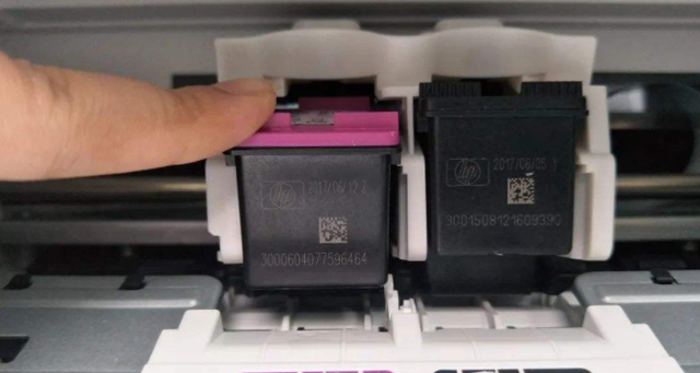 如何更换打印机墨盒视频(小型打印机如何换墨盒视频)