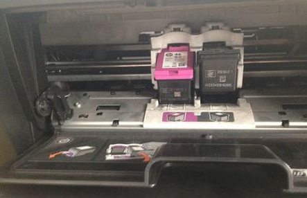新打印机如何安装墨盒(打印机新买的墨盒怎么安装)
